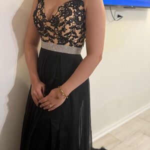 Elegant Black Lace Evening Gown